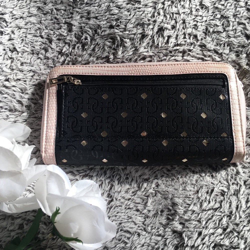 GUESS Wallet - Picture 2 of 3